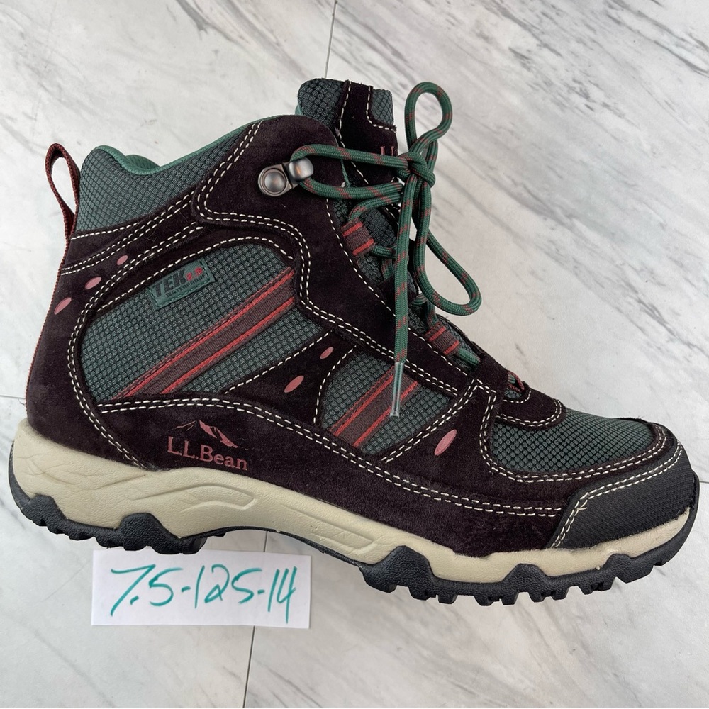 •Women’s ll bean (size 7) prima loft 200 gram tek 2.5 hiking Waterproof boots